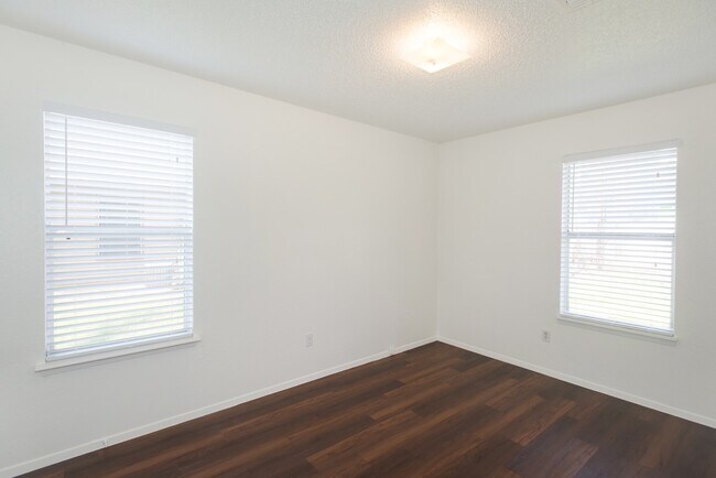 Building Photo - 6000 Tracy Lynn Ln