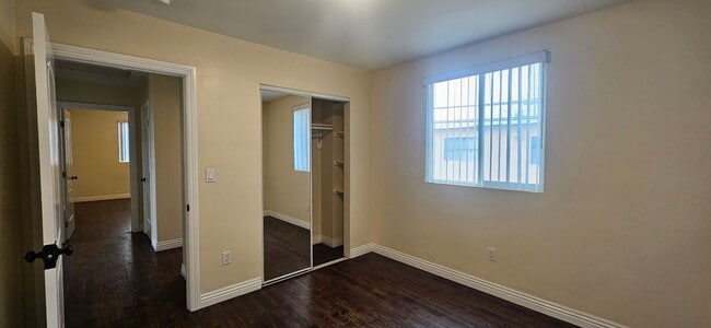 Building Photo - 75(611)