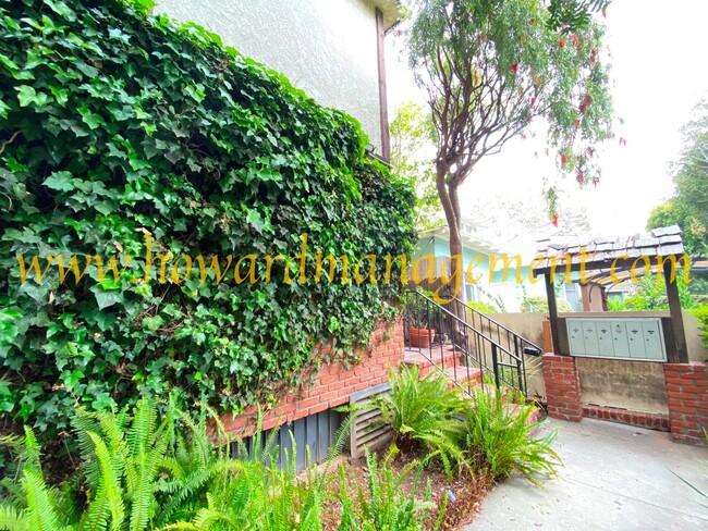 Building Photo - Spacious Townhouse condo with central A/C,...