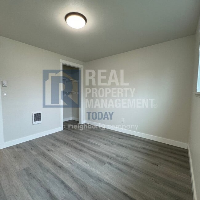 Building Photo - Newly Remodeled Duplex In Tacoma!