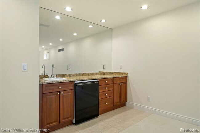 Building Photo - 47611 Manorwood Dr