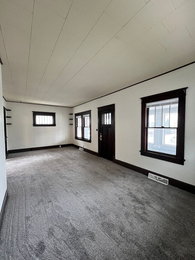 Building Photo - 2-Bedroom 1-Bathroom Single Family Home