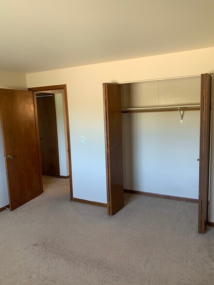 Large size bedrooms - 1200 Whispering Hills Ct