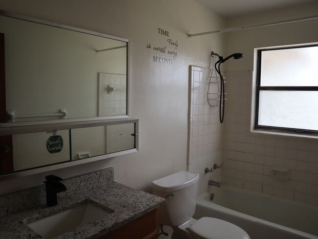 Building Photo - 2 Bed 1 bath Granite Countertops  Screen Porch Call Carole Arcaro Deltona Lakes Realty 386-216-4900