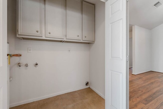 Building Photo - February Move In Available!  Cute 3 Bed, 1...