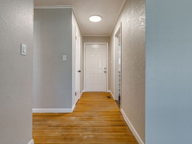 Building Photo - Move in special / First months rent is $800