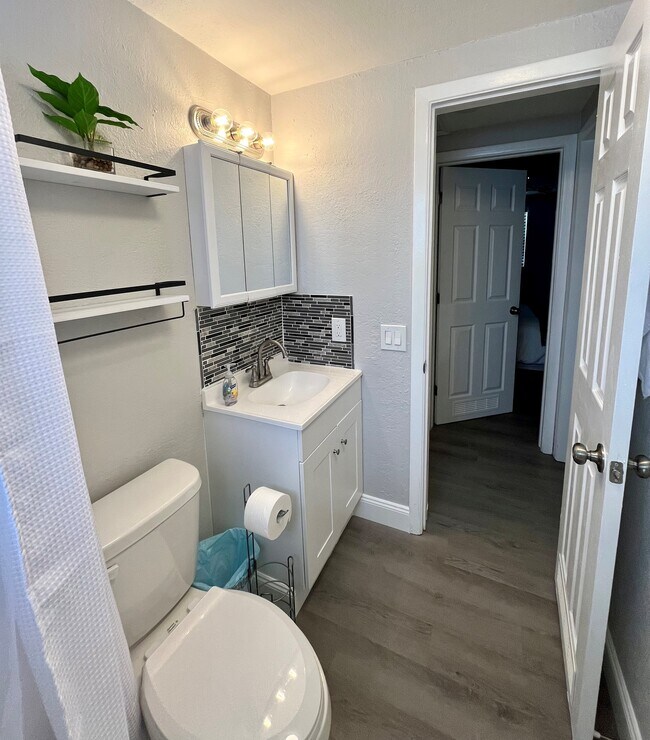 Building Photo - 607 Lyndhurst St