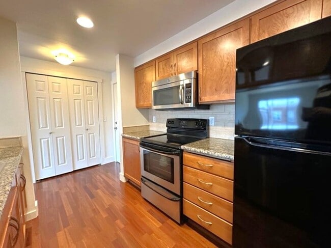 Building Photo - 1 bedroom top floor condo home in Stadium ...