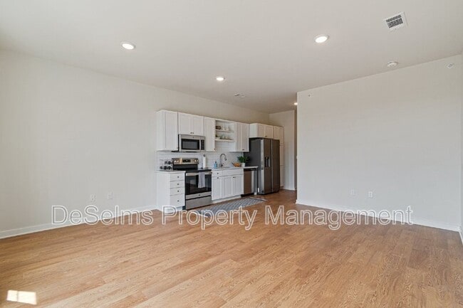 Building Photo - 600 E Trinity Ln