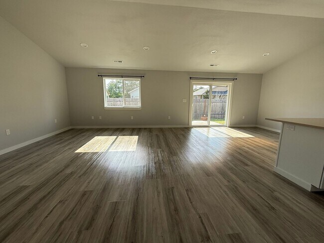 Building Photo - Gorgeous Pet Friendly Three Bedroom Lebano...