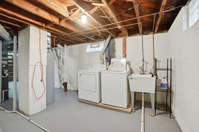 Building Photo - 2695 Bellwood Ave