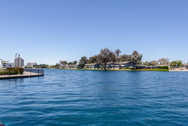 Building Photo - 3 Bed / 2.5 Bath light and spacious townho...