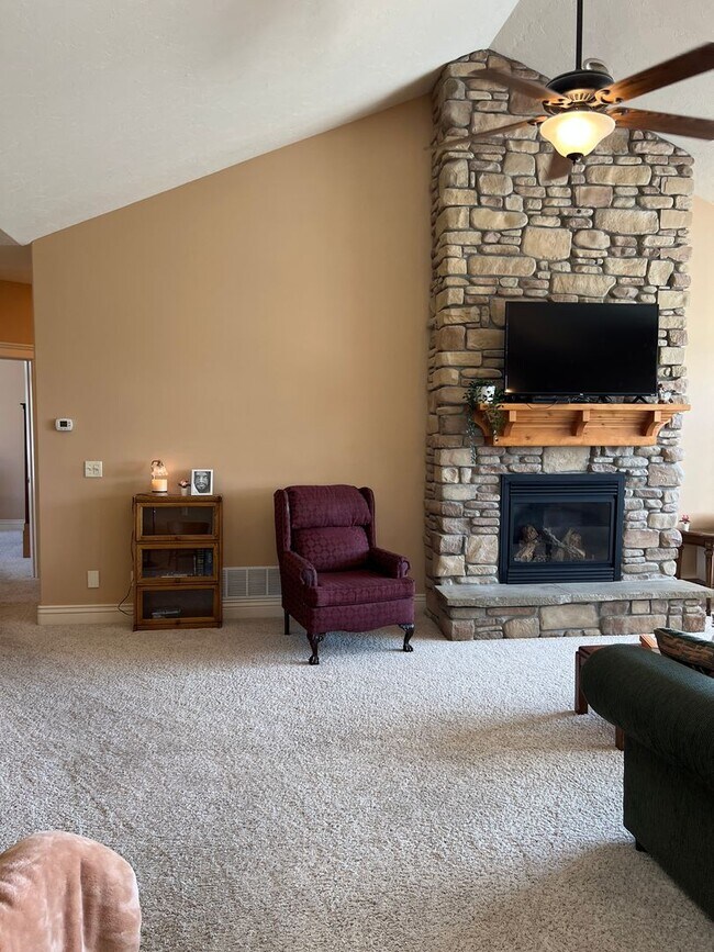Building Photo - Stunning 5 bed 3.5 bath twin-home on the R...