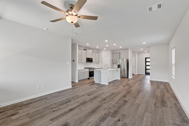 Building Photo - 7762 Bergamot Cir