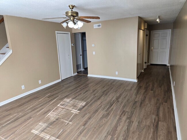 Building Photo - 2 bedroom 1.5 bath condo now available for rent in Dalton, Ga