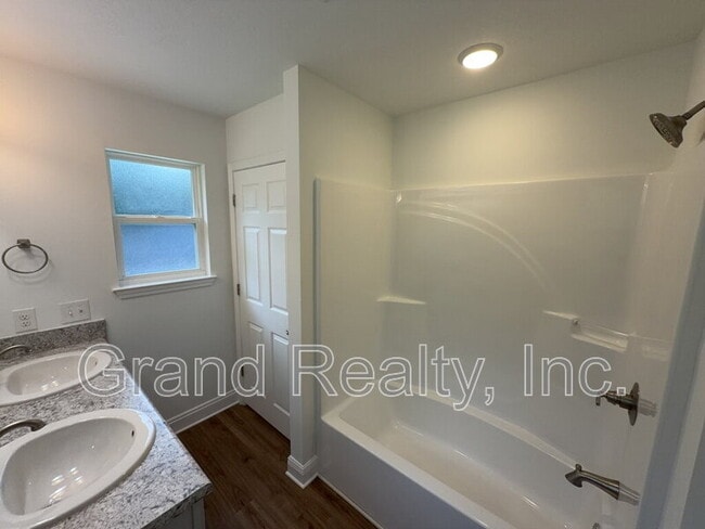 Building Photo - 5098 Bruner St
