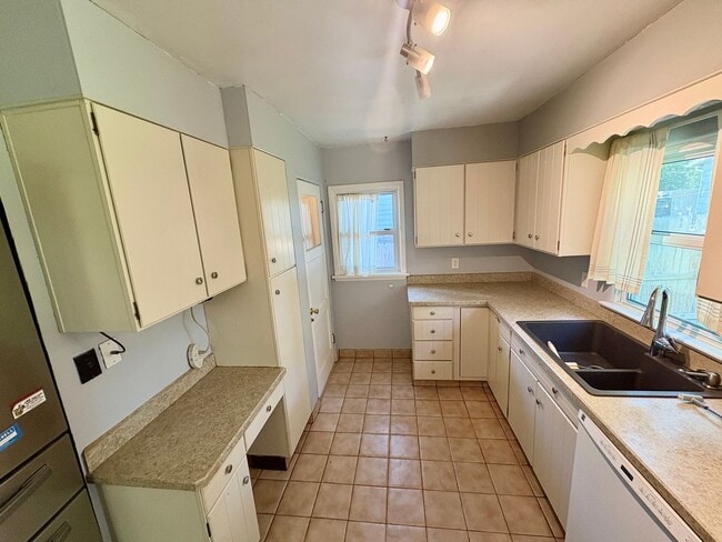 Building Photo - 4 Bedroom 2 Bathroom house