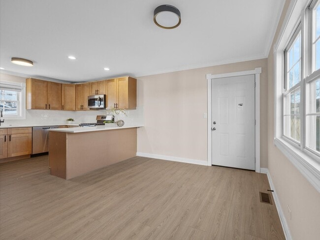 Building Photo - 327 Loomis St