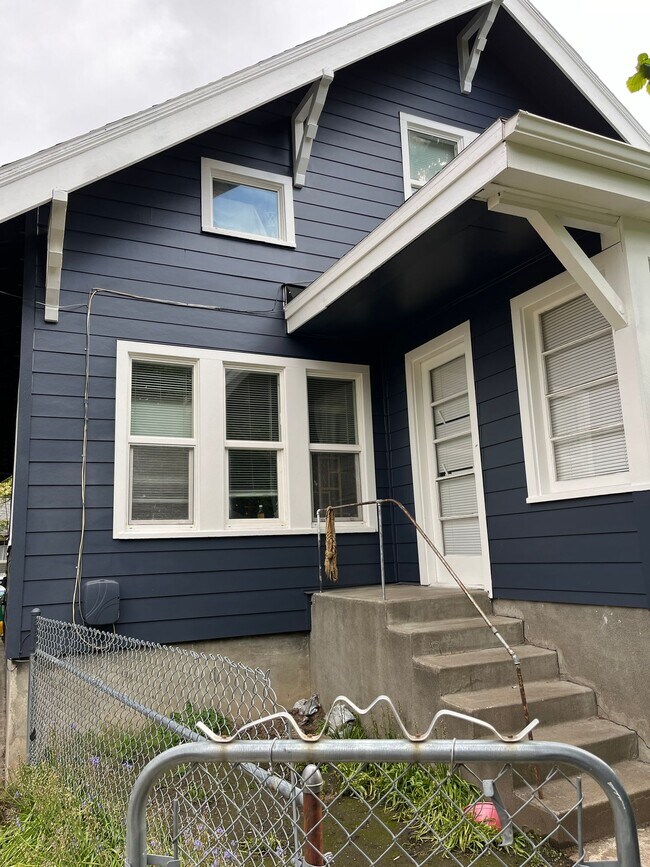 Building Photo - Very unique upper 1bed, great location! Ta...