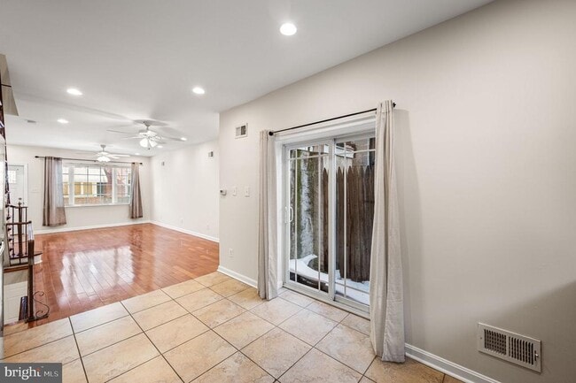 Building Photo - 2533 S Rosewood St