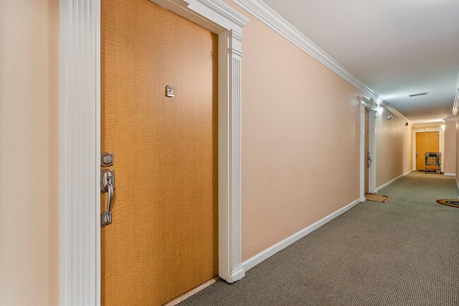 Building Photo - Best Building on the Block || 1 Bedroom Co...