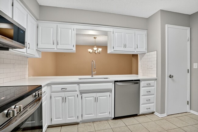 Building Photo - Renovated 3BR/2.5BA Townhome in Blue Valley Schools with Full Basement & 2-Car Garage