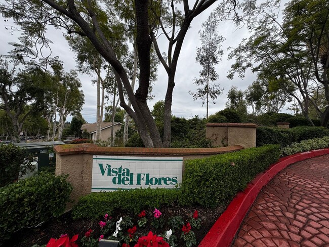 Primary Photo - ONE BEDROOM UNIT IN THE HEART OF LAKE FOREST