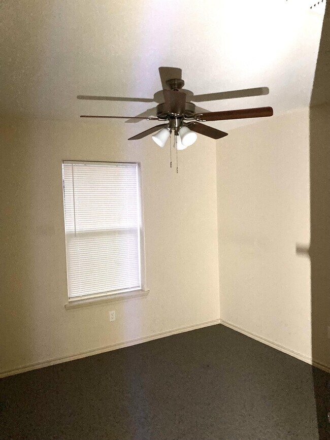 Building Photo - 1405 Adela Dr