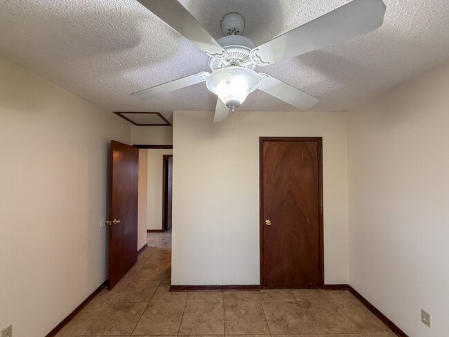 Building Photo - Well maintained 2 bedroom 1 bath duplex ~ lawn care, pest control & trash included!