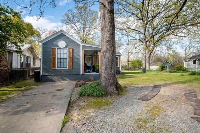 Building Photo - Updated 3-Bedroom Home with Fully Equipped Kitchen & Washer/Dryer in Great Neighborhood!