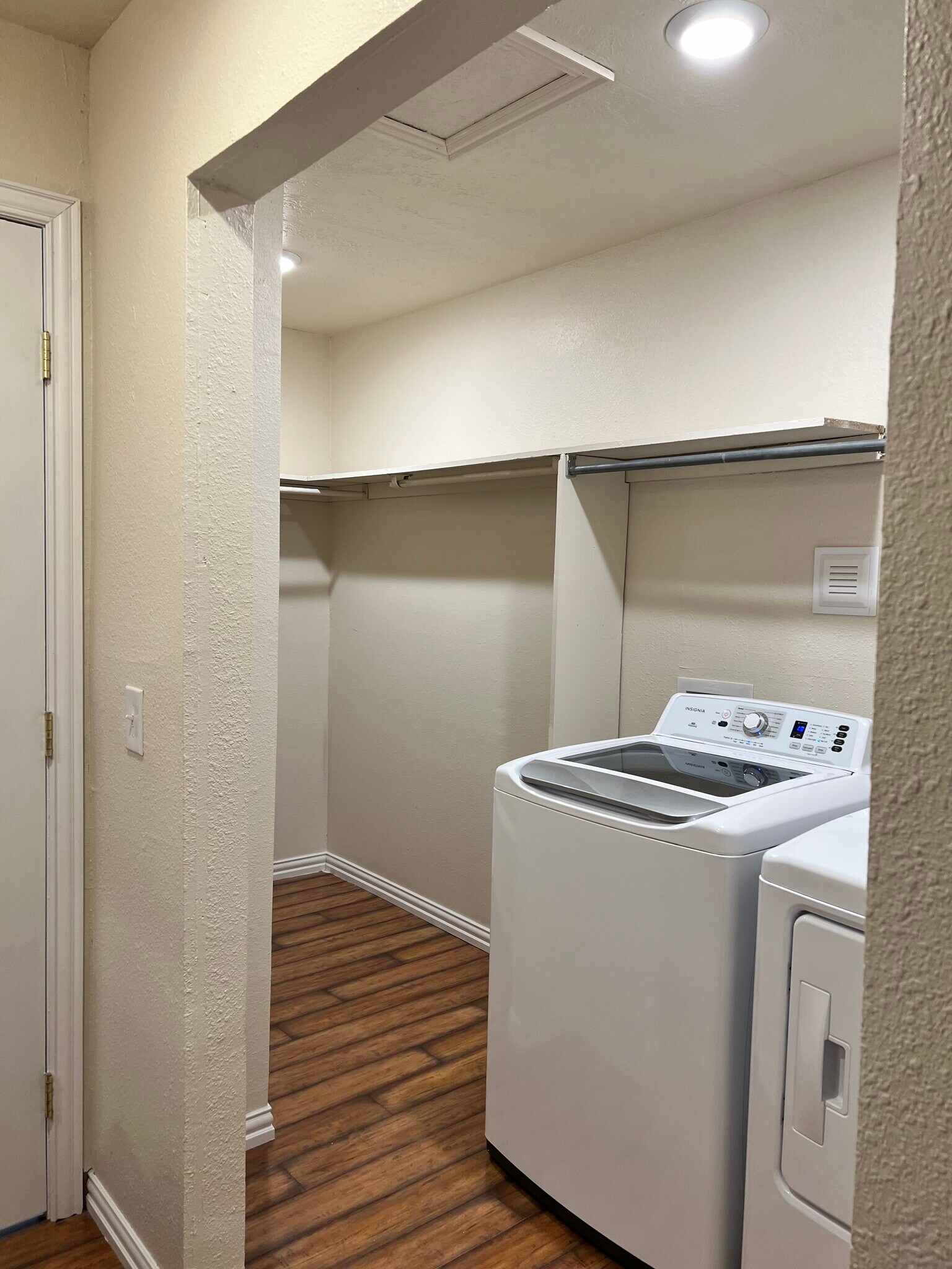 Building Photo - 819 Red Bird Ln