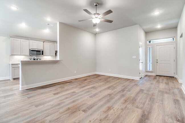 Building Photo - 2816 Clover Dr