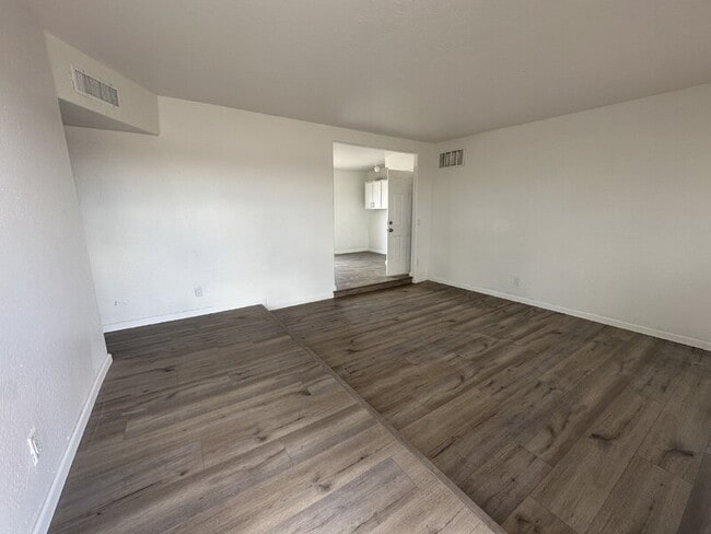 Building Photo - 5431 N Lakeshore Dr