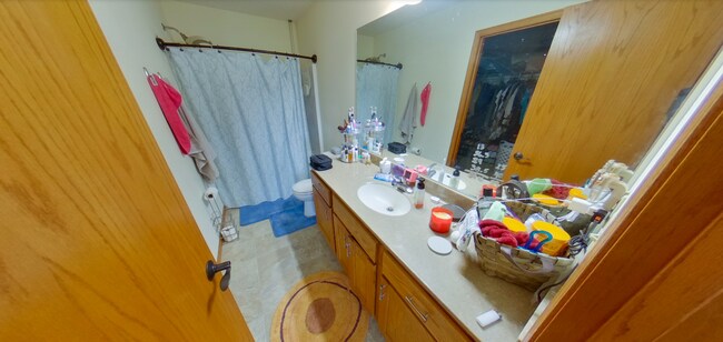 Building Photo - 3D Tour Available - Beautiful Town Home on East-Side with Lake View! Washer & Dryer included! Ava...