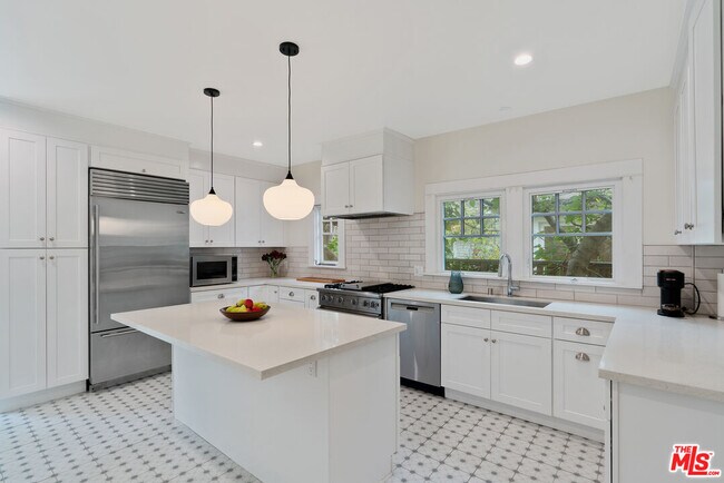 Building Photo - 655 S Hudson Ave