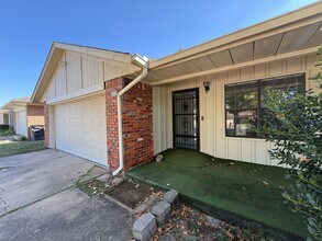 Building Photo - Three bedroom duplex with vinyl flooring. ...