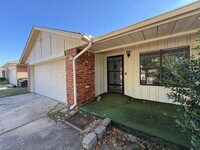Building Photo - Three bedroom duplex with vinyl flooring. ...