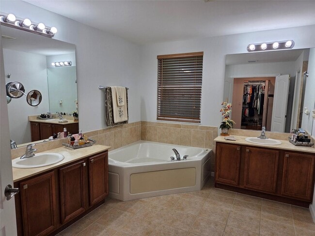 Building Photo - 383 Berenger Walk