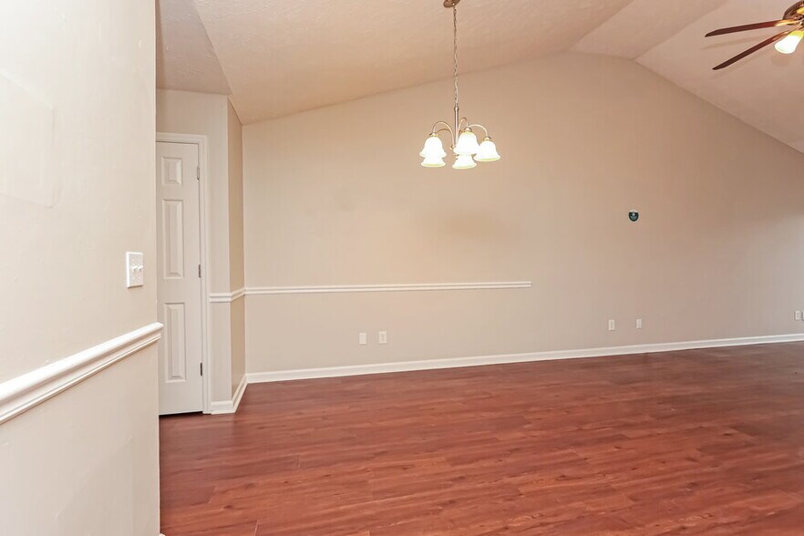 Building Photo - 605 Freedom Ct