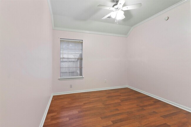 Building Photo - 1813 Oakwood Dr E