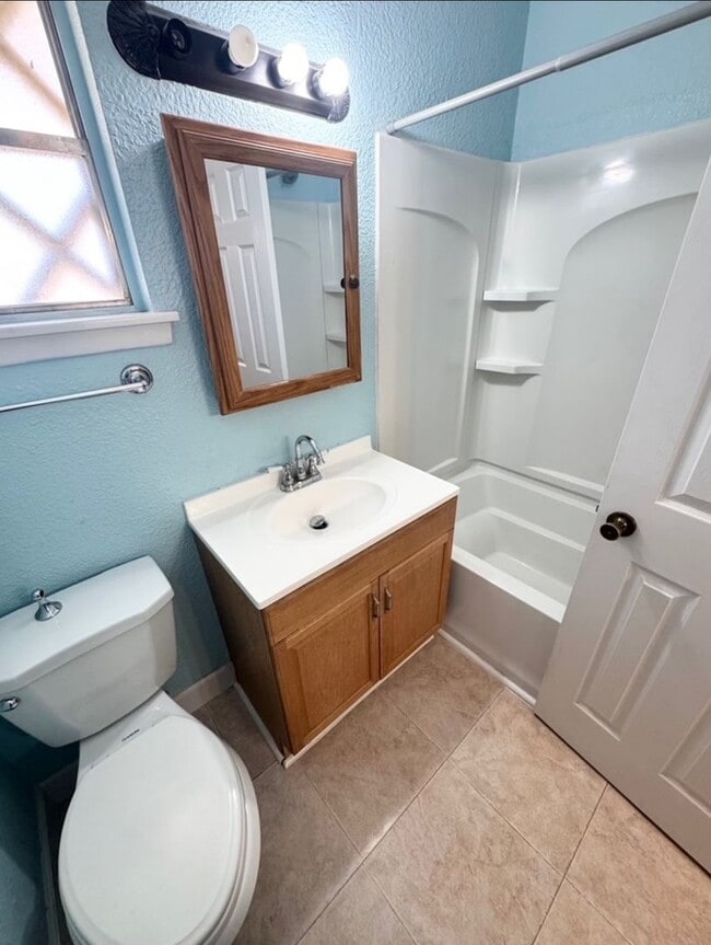 Building Photo - 2 Bed 2 Bath Ready To Move In ASAP!