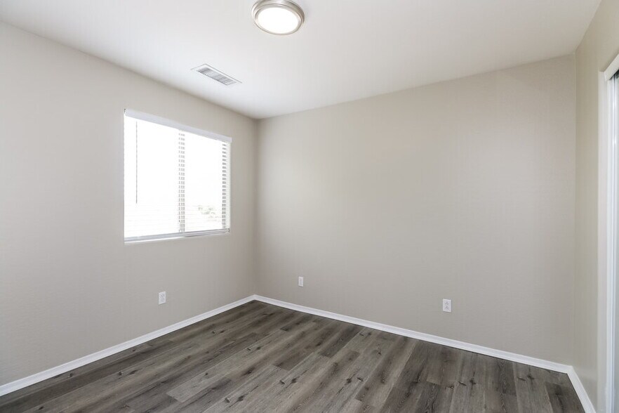 Building Photo - 41538 N Salix Dr