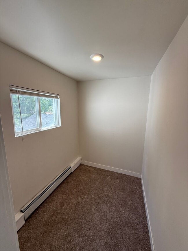 Building Photo - 5 Bed 2 Bath Single Family Home- Shawano Wi