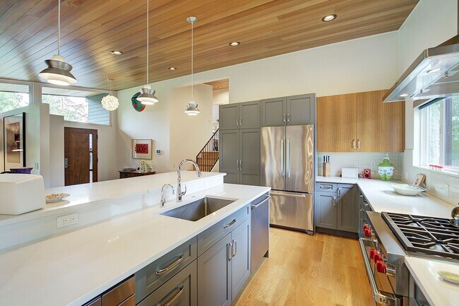 Building Photo - 4Bd/2.5Ba Seattle Home