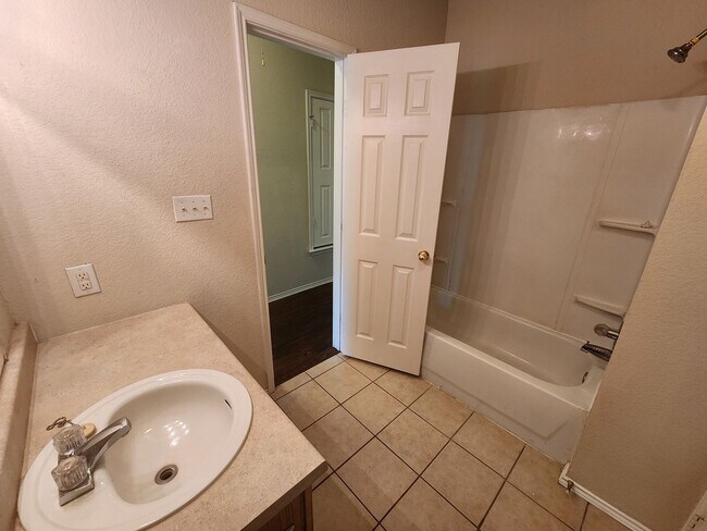Building Photo - Charming 3 bedroom duplex in Weatherford