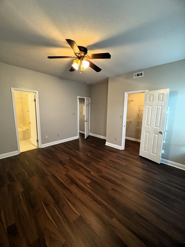 Building Photo - Move-In Special!! 1/2 Off First Month's Re...