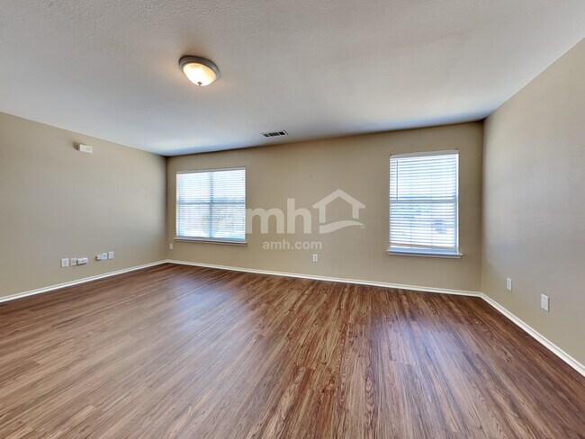 Building Photo - 729 Redwing Dr