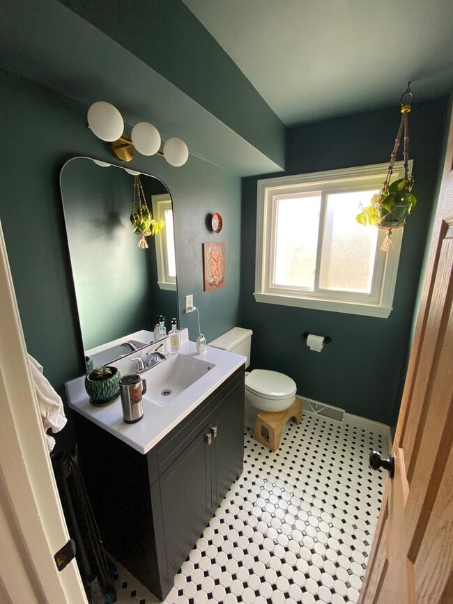 Building Photo - Remodeled 3 Bedroom 1.5 Bath Townhome with Full Basement