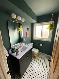 Building Photo - Remodeled 3 Bedroom 1.5 Bath Townhome with Full Basement