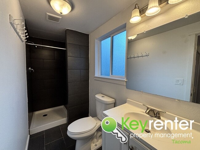 Building Photo - Modern 3-Bedroom, 2-Bath Downstairs Duplex...